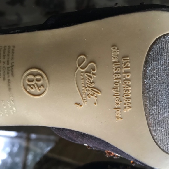 Women,s beaded shoes. Low heals and pointed toes. - Picture 6 of 6